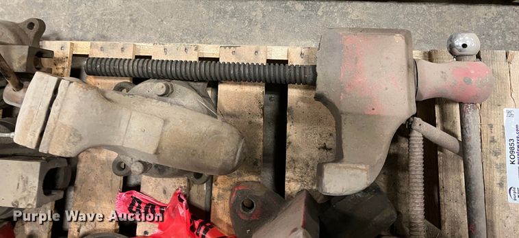 image for item KO9853 Approximately 13 vises