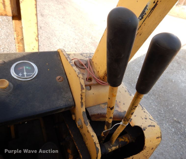 image for item KW9777 Allis Chalmers ACC-40 LPS  forklift