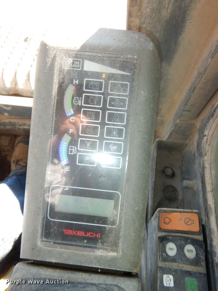 image for item LG9864 2016 Takeuchi TL12  tracked skid steer loader