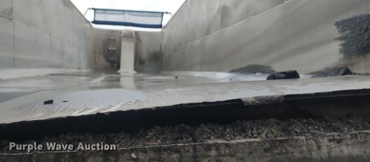 image for item LK9297 2003 Mate  end dump trailer