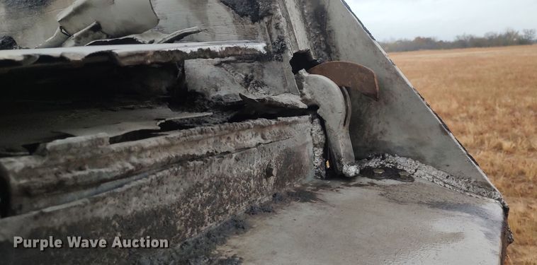 image for item LK9297 2003 Mate  end dump trailer