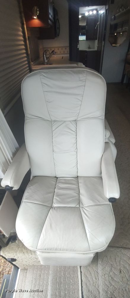 image for item LK9300 2003 Winnebago Journey DL  RV