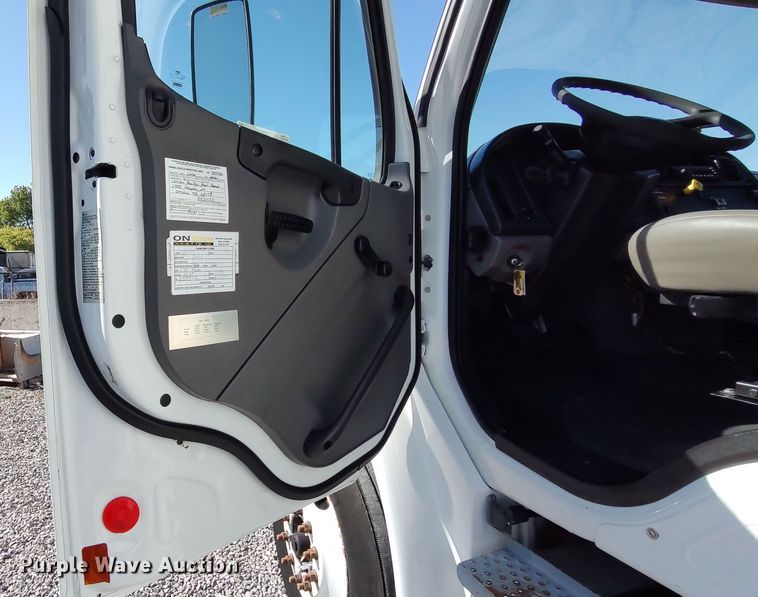 image for item LK9950 2010 Freightliner Business Class M2  Crew Cab utility / service truck