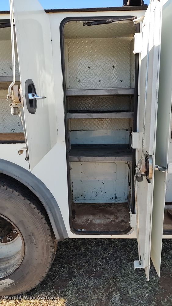 image for item LK9961 2007 International 4200  utility / service truck