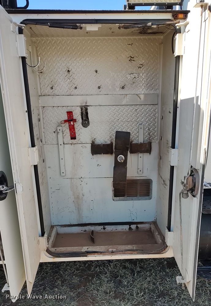 image for item LK9961 2007 International 4200  utility / service truck