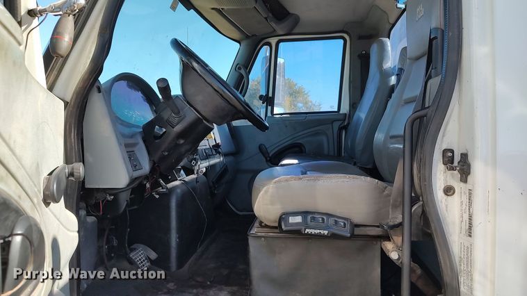 image for item LK9961 2007 International 4200  utility / service truck