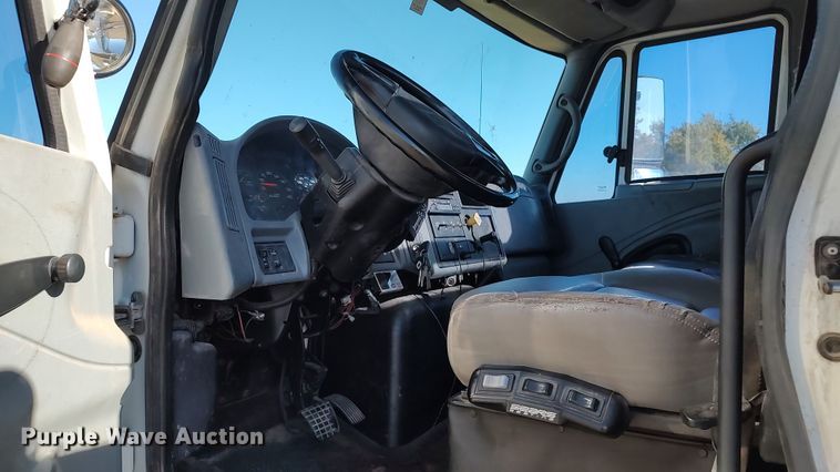 image for item LK9961 2007 International 4200  utility / service truck