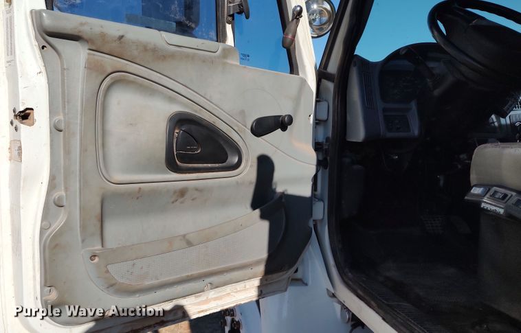 image for item LK9961 2007 International 4200  utility / service truck