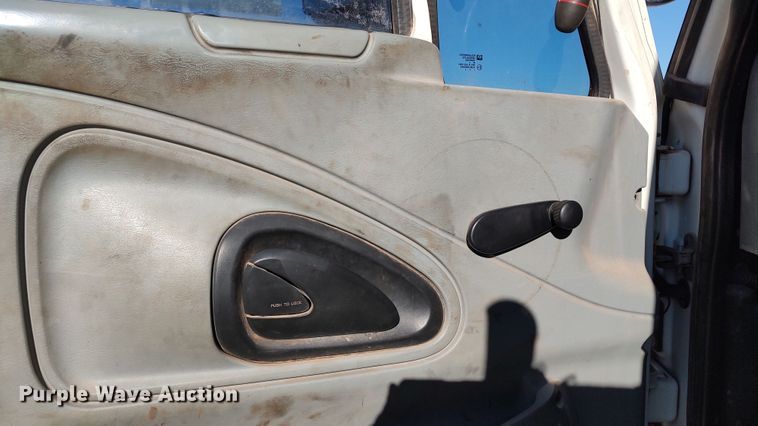 image for item LK9961 2007 International 4200  utility / service truck