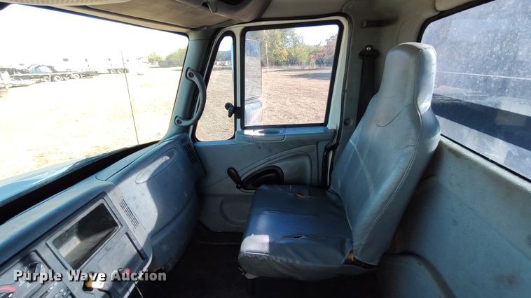 image for item LK9961 2007 International 4200  utility / service truck