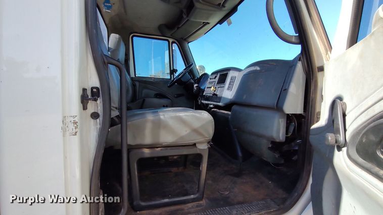 image for item LK9961 2007 International 4200  utility / service truck