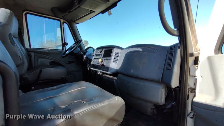 image for item LK9961 2007 International 4200  utility / service truck