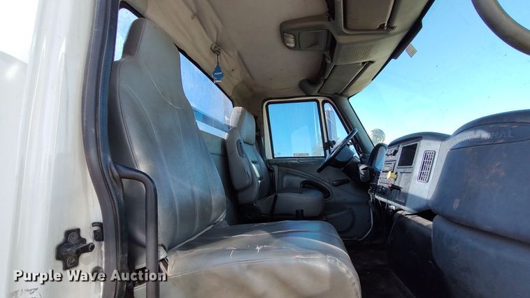 image for item LK9961 2007 International 4200  utility / service truck