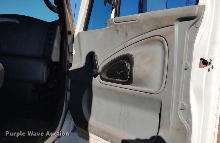 image for item LK9961 2007 International 4200  utility / service truck