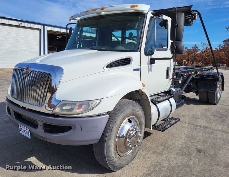 image for item LR9076 2014 International DuraStar 4300  roll-off container truck