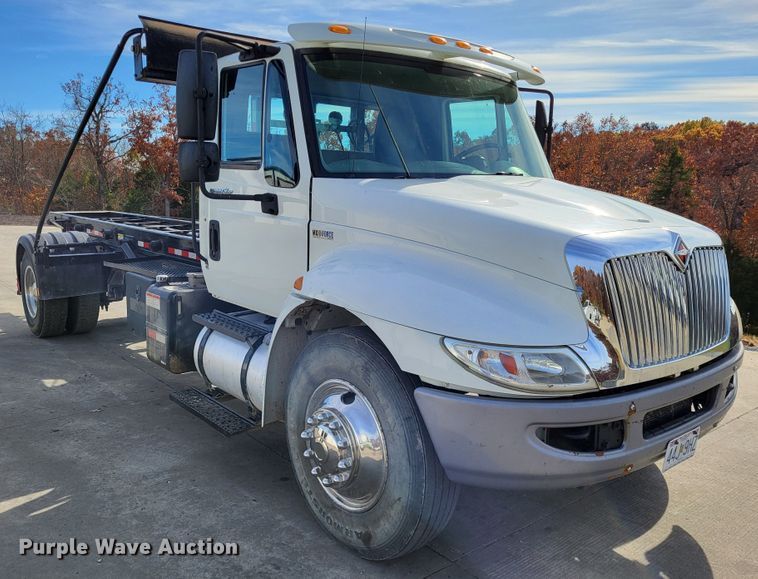image for item LR9076 2014 International DuraStar 4300  roll-off container truck