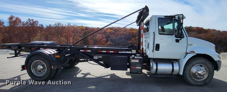 image for item LR9076 2014 International DuraStar 4300  roll-off container truck