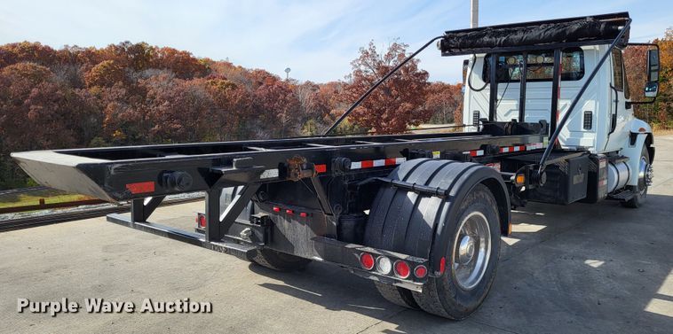 image for item LR9076 2014 International DuraStar 4300  roll-off container truck