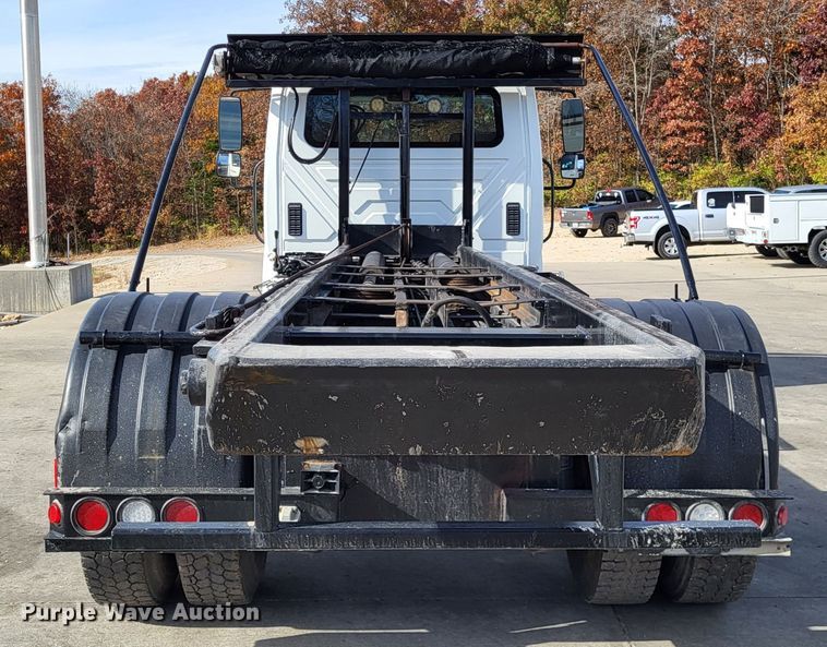 image for item LR9076 2014 International DuraStar 4300  roll-off container truck