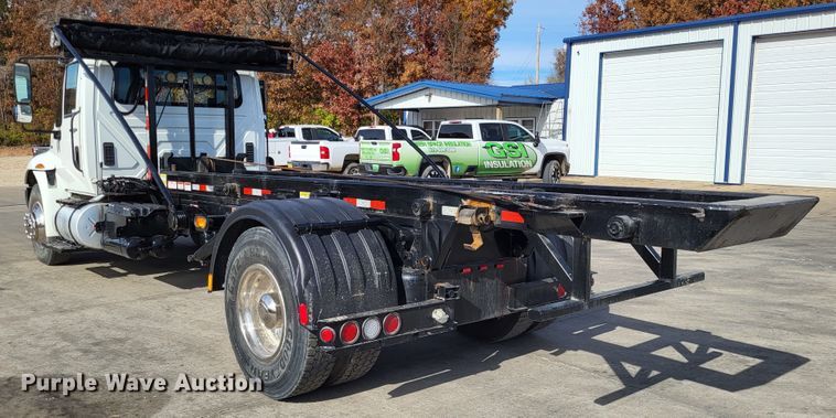 image for item LR9076 2014 International DuraStar 4300  roll-off container truck