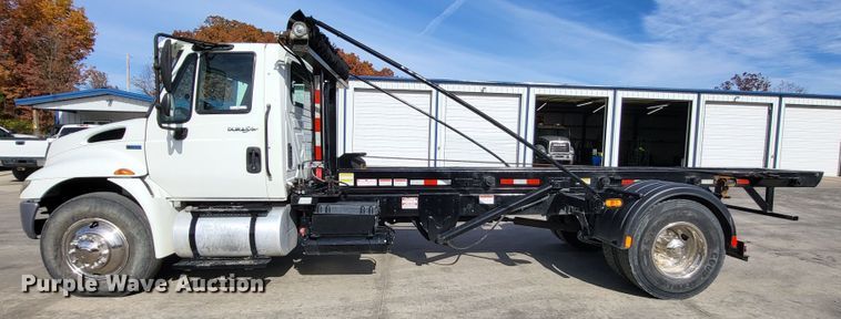 image for item LR9076 2014 International DuraStar 4300  roll-off container truck