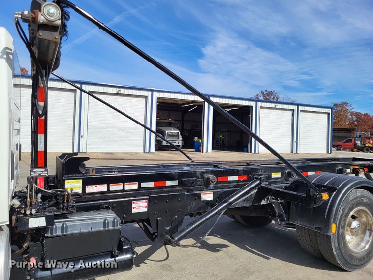 image for item LR9076 2014 International DuraStar 4300  roll-off container truck