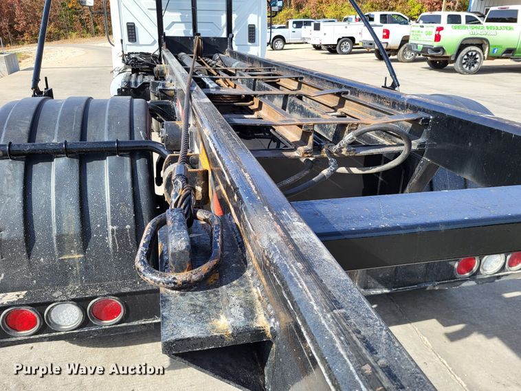 image for item LR9076 2014 International DuraStar 4300  roll-off container truck