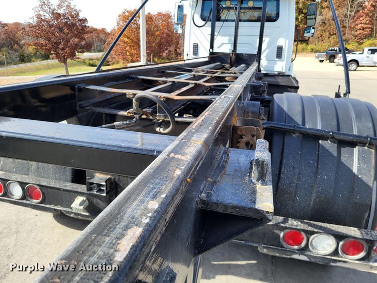 image for item LR9076 2014 International DuraStar 4300  roll-off container truck