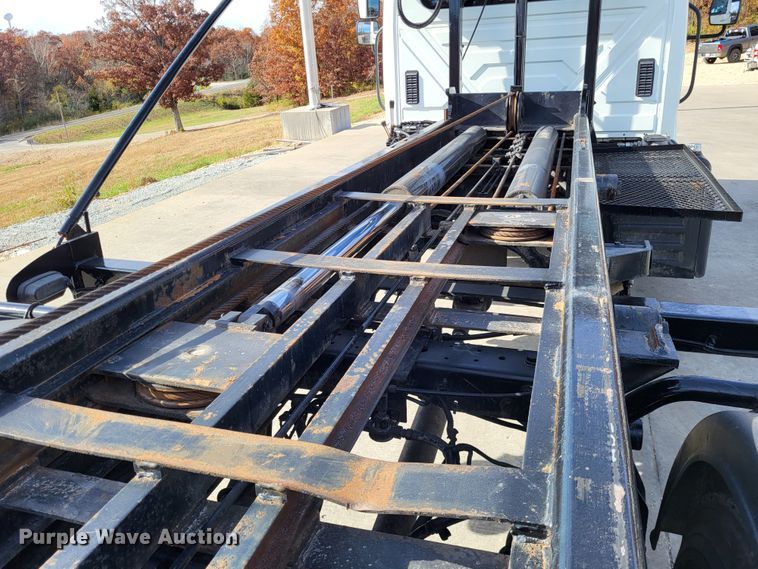 image for item LR9076 2014 International DuraStar 4300  roll-off container truck