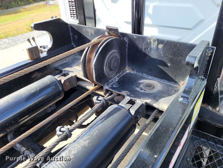 image for item LR9076 2014 International DuraStar 4300  roll-off container truck