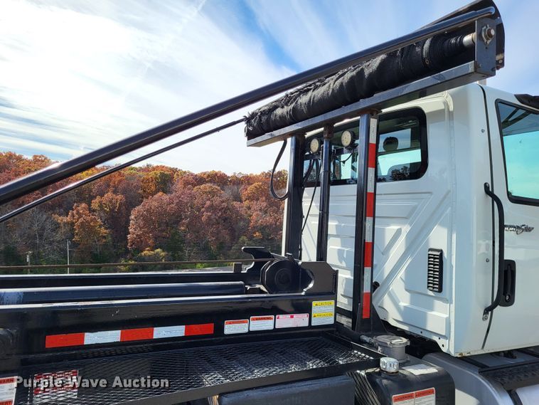 image for item LR9076 2014 International DuraStar 4300  roll-off container truck