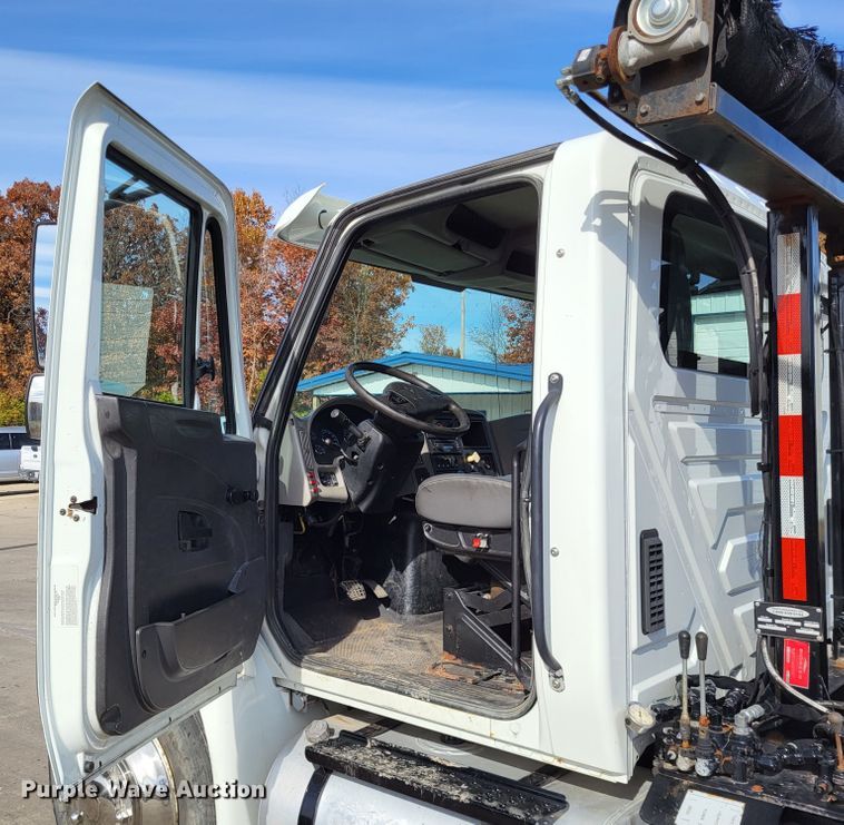 image for item LR9076 2014 International DuraStar 4300  roll-off container truck