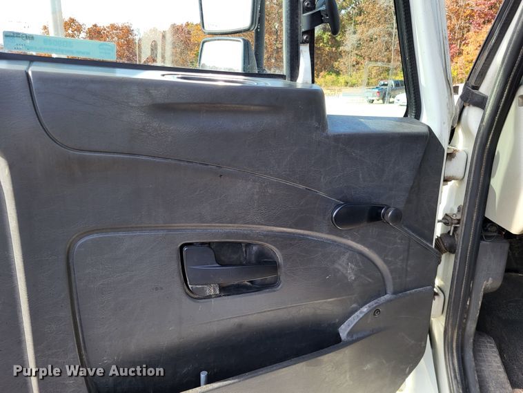 image for item LR9076 2014 International DuraStar 4300  roll-off container truck