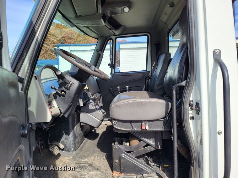 image for item LR9076 2014 International DuraStar 4300  roll-off container truck