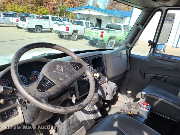 image for item LR9076 2014 International DuraStar 4300  roll-off container truck