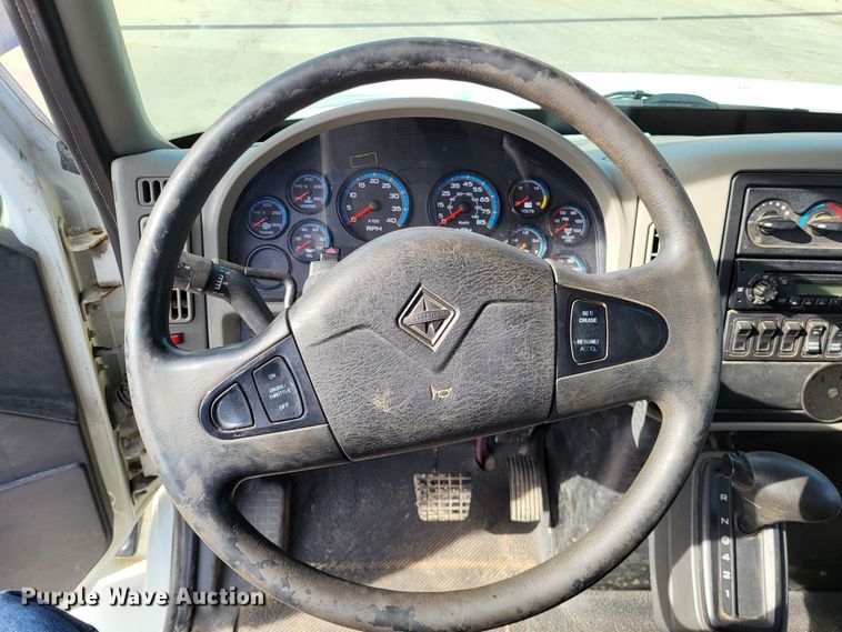 image for item LR9076 2014 International DuraStar 4300  roll-off container truck