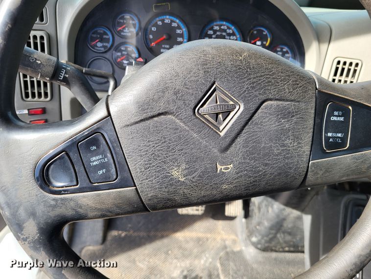 image for item LR9076 2014 International DuraStar 4300  roll-off container truck