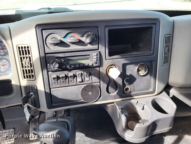 image for item LR9076 2014 International DuraStar 4300  roll-off container truck