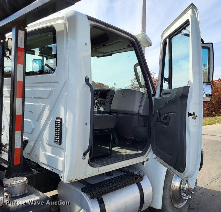 image for item LR9076 2014 International DuraStar 4300  roll-off container truck