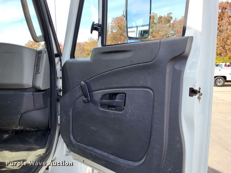 image for item LR9076 2014 International DuraStar 4300  roll-off container truck