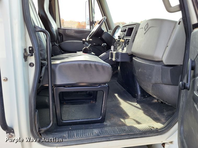 image for item LR9076 2014 International DuraStar 4300  roll-off container truck