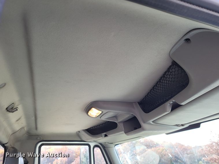 image for item LR9076 2014 International DuraStar 4300  roll-off container truck