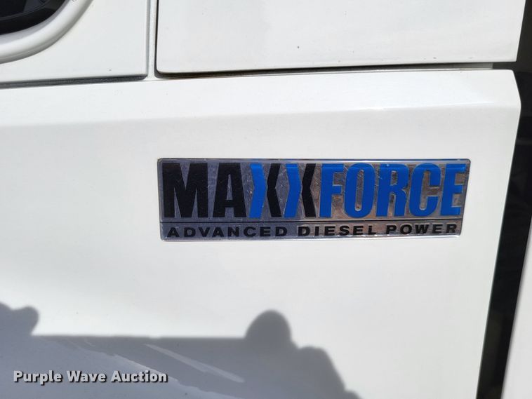 image for item LR9076 2014 International DuraStar 4300  roll-off container truck