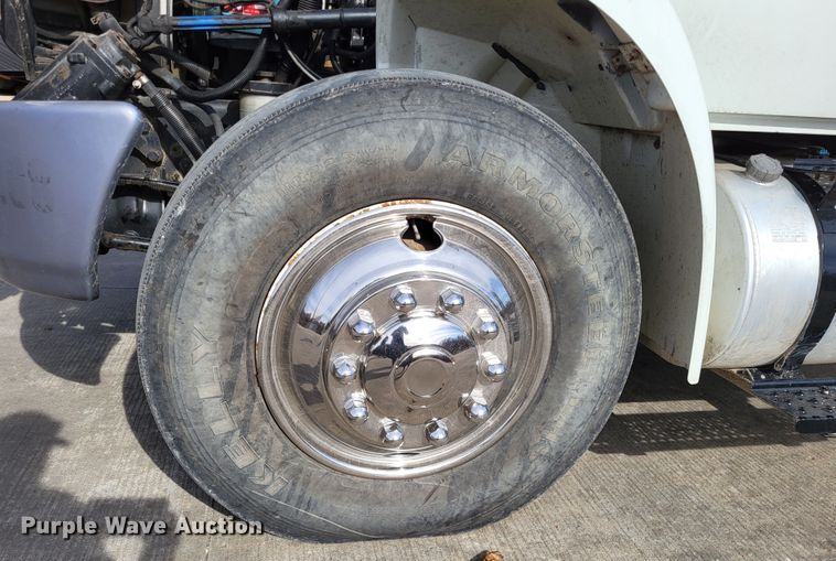 image for item LR9076 2014 International DuraStar 4300  roll-off container truck