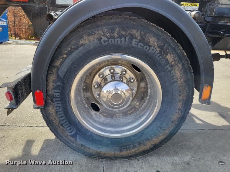 image for item LR9076 2014 International DuraStar 4300  roll-off container truck