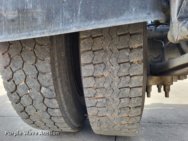 image for item LR9076 2014 International DuraStar 4300  roll-off container truck