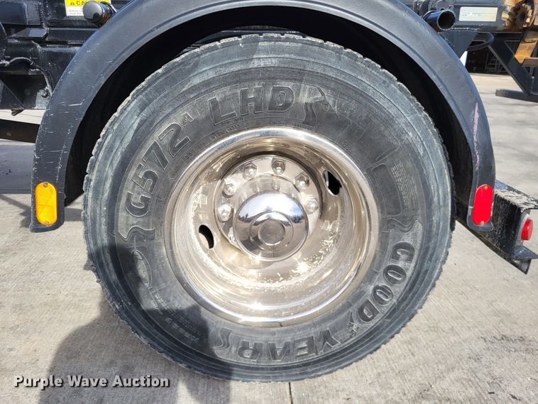 image for item LR9076 2014 International DuraStar 4300  roll-off container truck