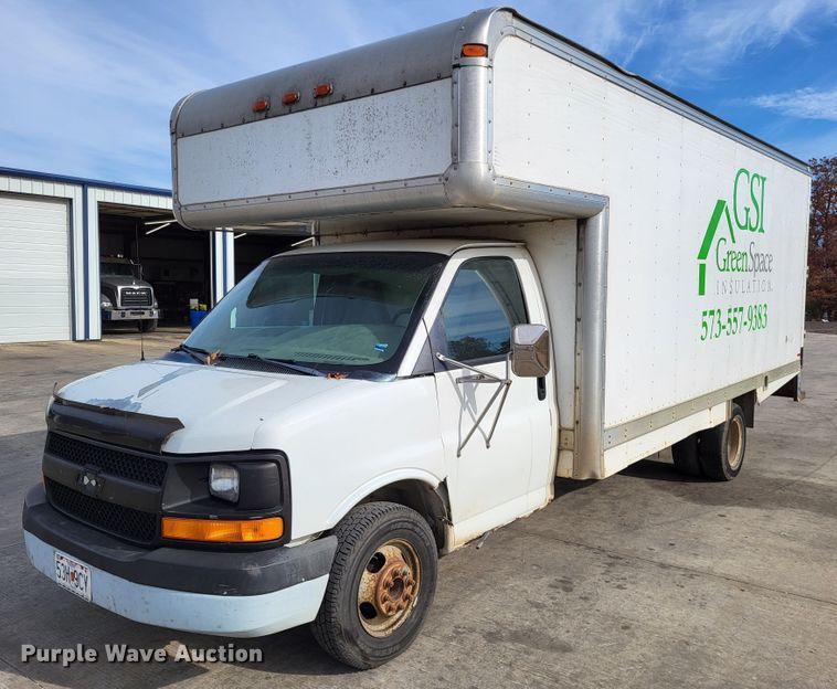 image for item LR9077 2004 Chevrolet Express G3500  box truck