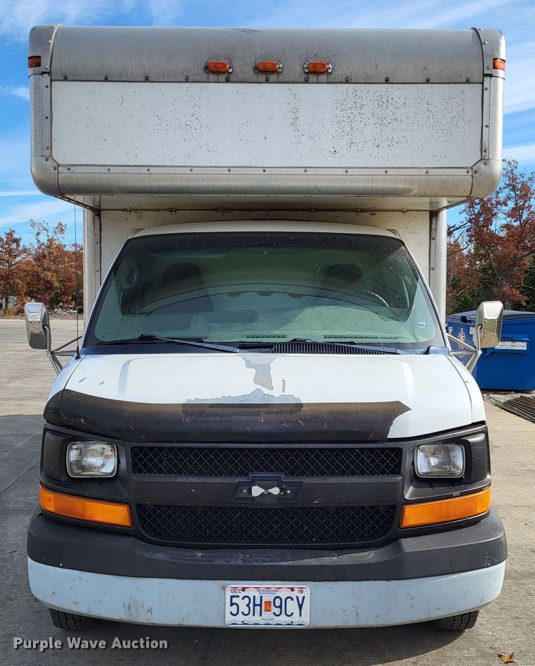 image for item LR9077 2004 Chevrolet Express G3500  box truck