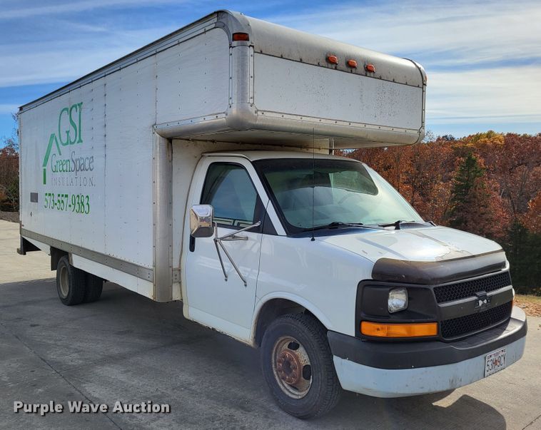 image for item LR9077 2004 Chevrolet Express G3500  box truck